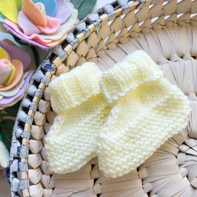 Cream Knitted Lace baby girl romper with matching booties 0-3 months (Ready to Send)