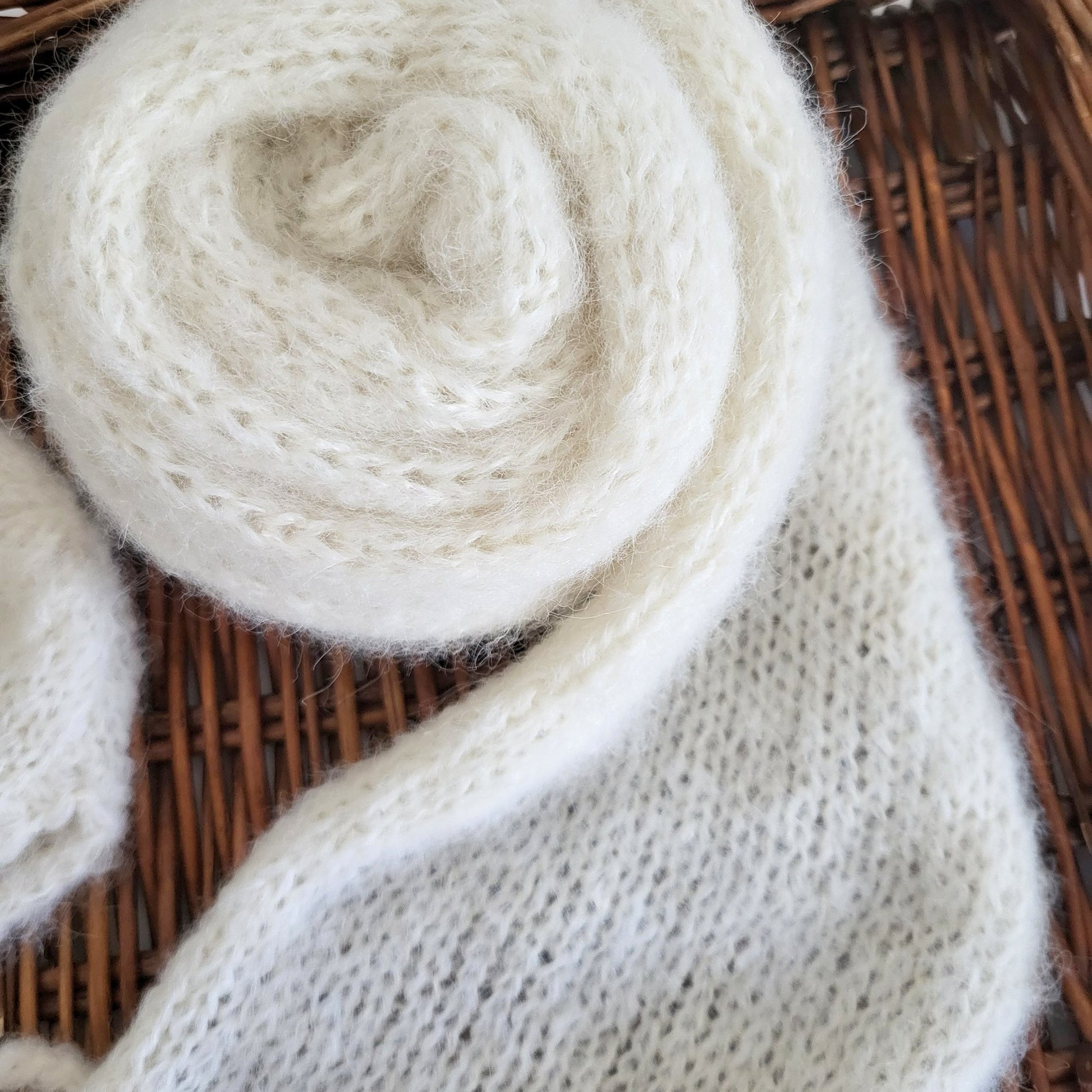 KNIT LONG WRAP PHOTOGRAPHY PROP
CREAM