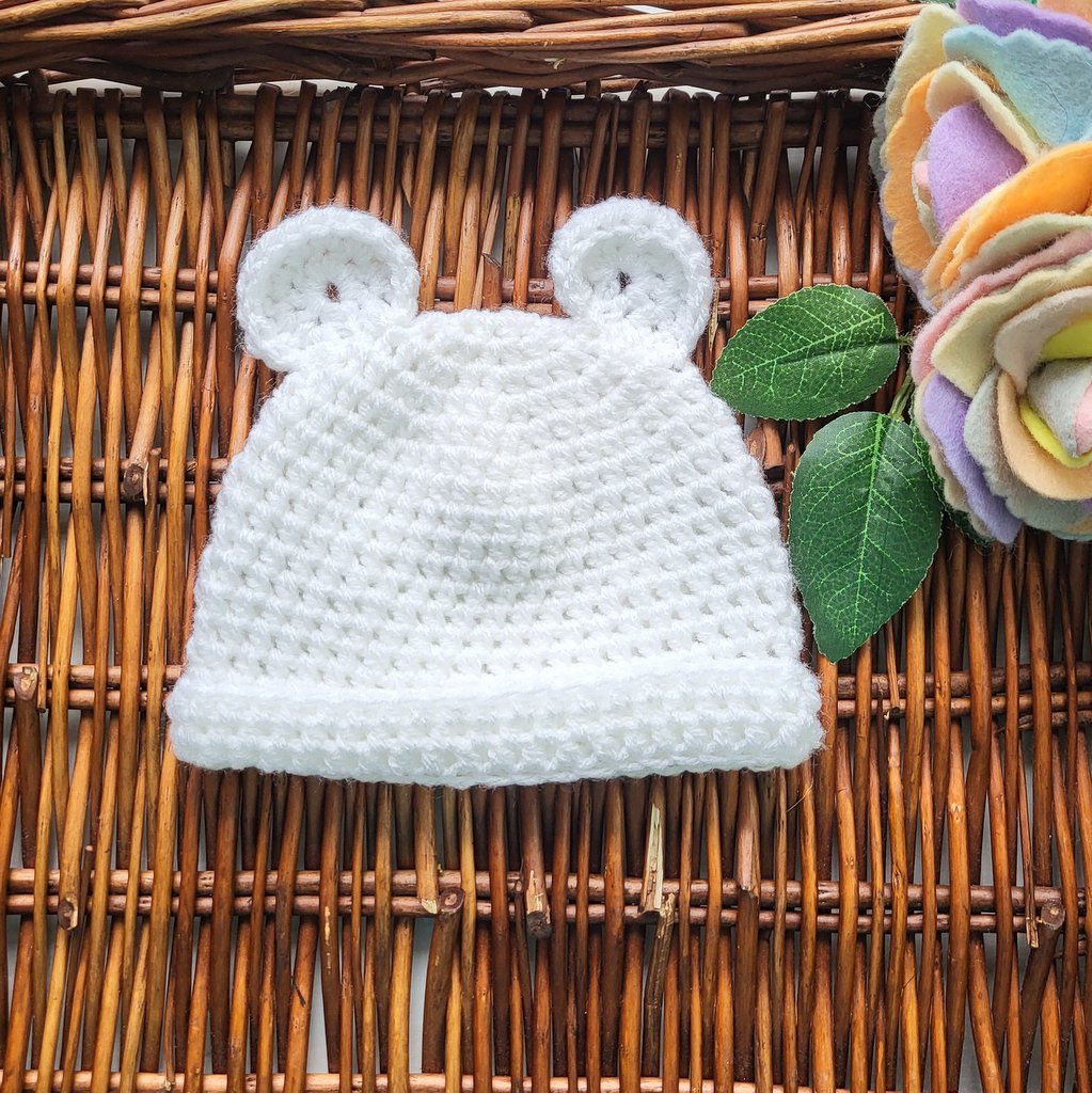 white crochet baby bear hat