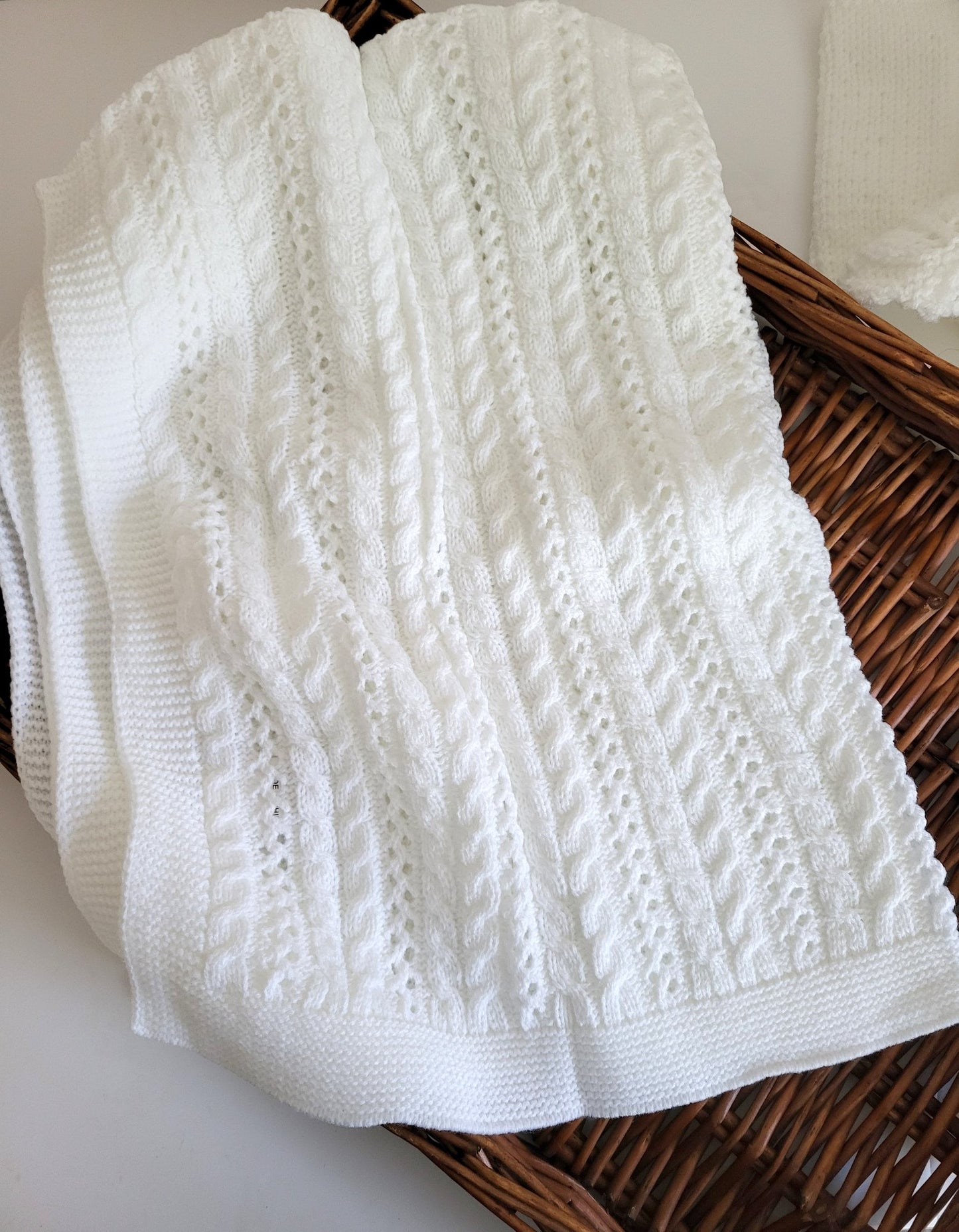 white knitted baby blanket