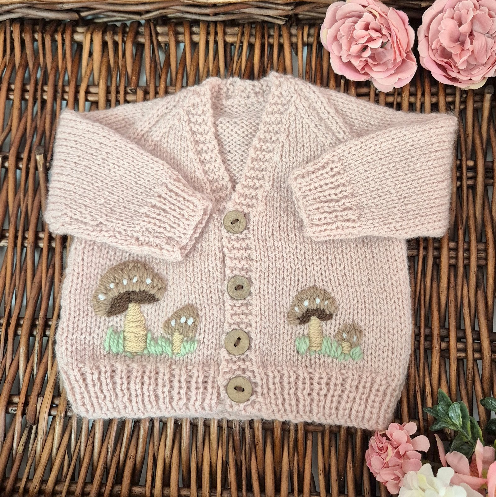 Salmon Pink hand knit baby cardigan with embroidered brown button mushrooms. Jumper, 0-3 months Sweater.
A gorgeous hand knit baby cardigan to fit a baby of 0-3 months This little jumper has coconut shell buttons with adorable embroidery on the front.