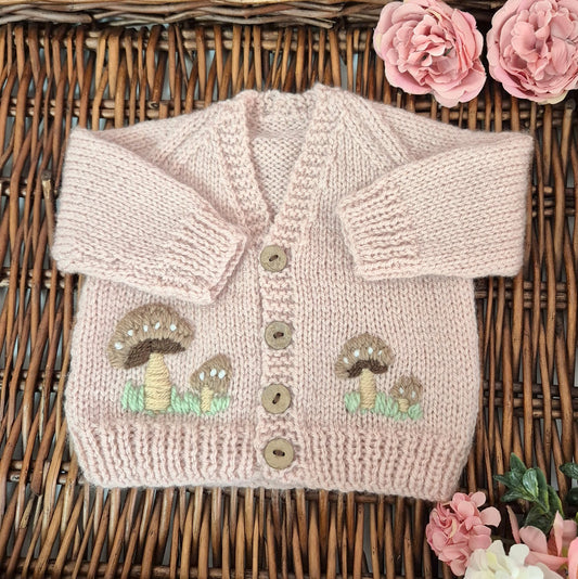 Salmon Pink hand knit baby cardigan with embroidered brown button mushrooms. Jumper, 0-3 months Sweater.
A gorgeous hand knit baby cardigan to fit a baby of 0-3 months This little jumper has coconut shell buttons with adorable embroidery on the front.
