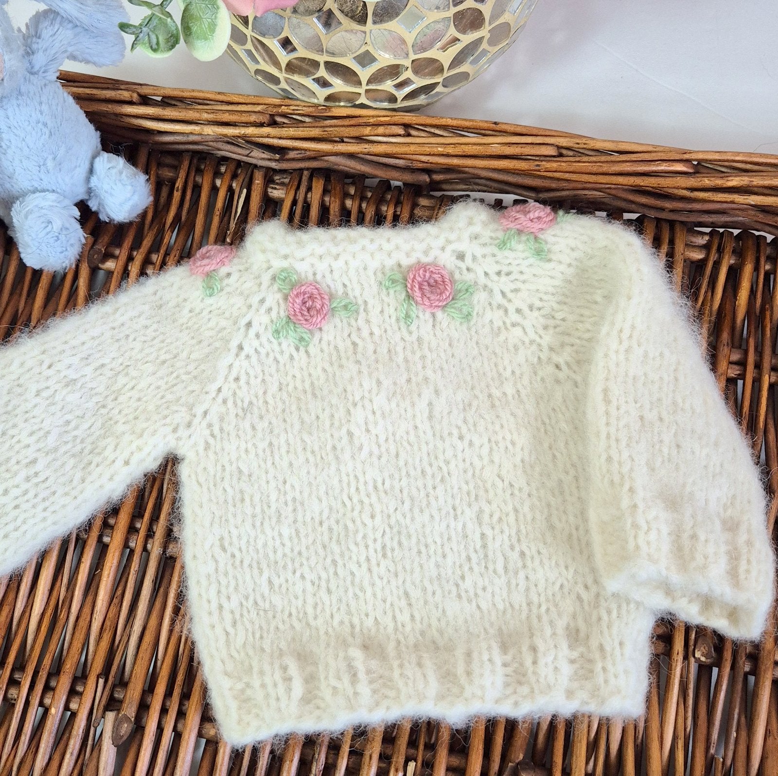 Cream Knitted Baby Girl Coming Home Outfit with pink embroidered roses. Newborn Photo Prop.
This adorable set includes a hand made sweater, pants and bonnet. All knit in soft cream alpaca yarn, with flowers embroidered around the neckline.