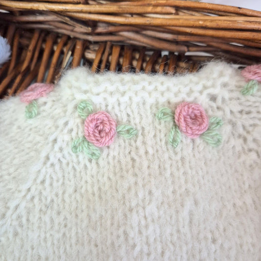 Cream Knitted Baby Girl Coming Home Outfit with pink embroidered roses. Newborn Photo Prop.
This adorable set includes a hand made sweater, pants and bonnet. All knit in soft cream alpaca yarn, with flowers embroidered around the neckline.