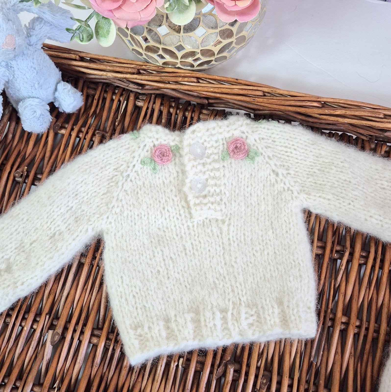 Cream Knitted Baby Girl Coming Home Outfit with pink embroidered roses. Newborn Photo Prop.
This adorable set includes a hand made sweater, pants and bonnet. All knit in soft cream alpaca yarn, with flowers embroidered around the neckline.