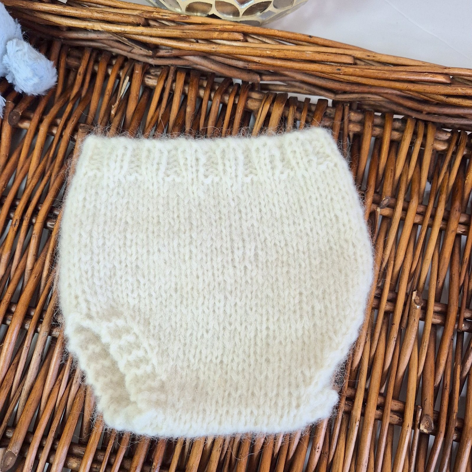 Cream Knitted Baby Girl Coming Home Outfit with pink embroidered roses. Newborn Photo Prop.
This adorable set includes a hand made sweater, pants and bonnet. All knit in soft cream alpaca yarn, with flowers embroidered around the neckline.