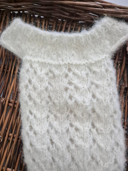 Ready to send soft fluffy cream newborn romper. A sleeveless baby girl romper for your babys first newborn photos. The little romper has a wide shoulder neckline, with gorgeous all over lace pattern , just beautiful for a photo shoot.