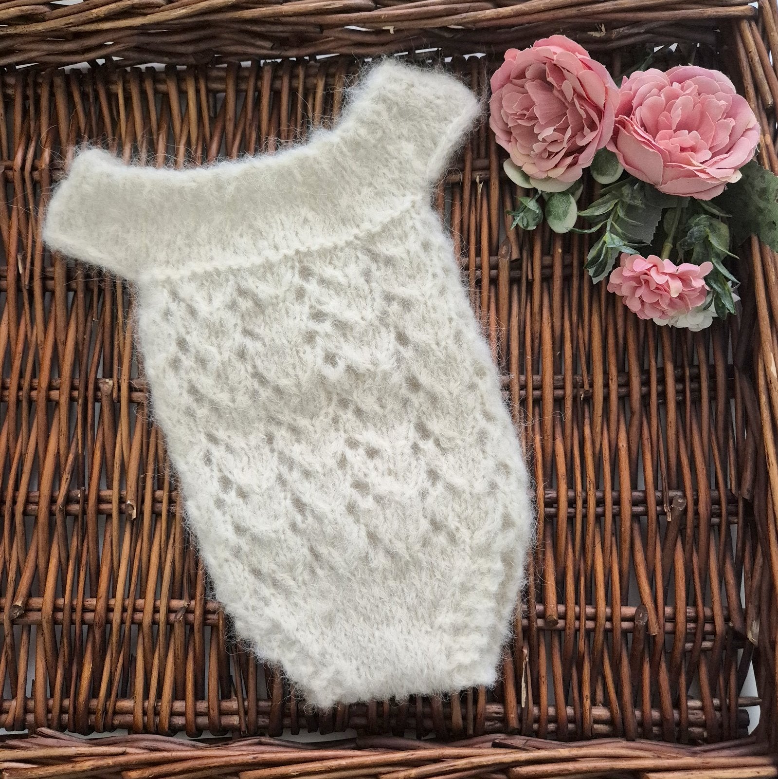 Ready to send soft fluffy cream newborn romper. A sleeveless baby girl romper for your babys first newborn photos. The little romper has a wide shoulder neckline, with gorgeous all over lace pattern , just beautiful for a photo shoot.