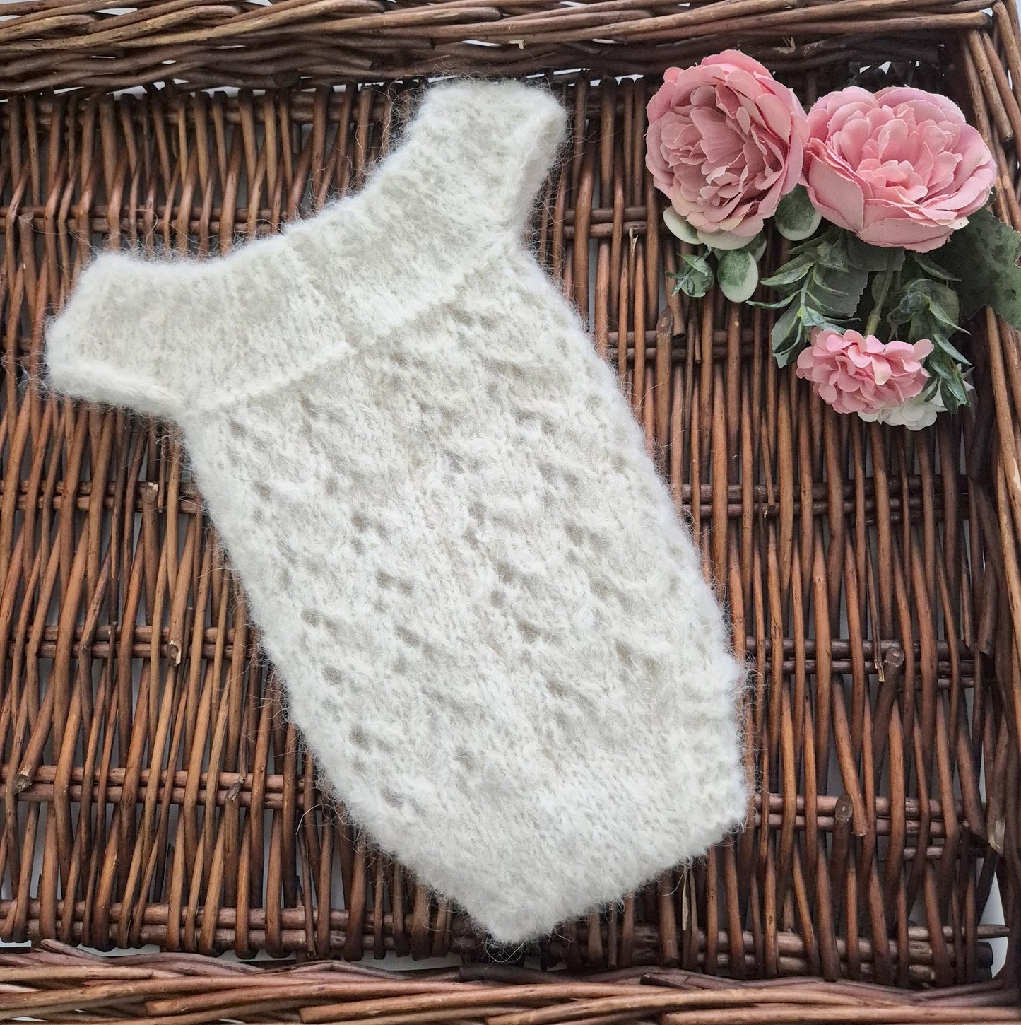 Ready to send soft fluffy cream newborn romper. A sleeveless baby girl romper for your babys first newborn photos. The little romper has a wide shoulder neckline, with gorgeous all over lace pattern , just beautiful for a photo shoot.