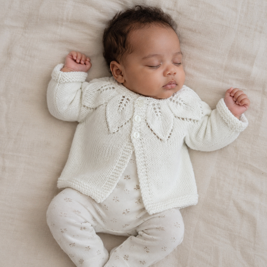 A gorgeous hand knit baby cardigan with a leaf pattern around the neckline, and little wooden buttons on the front. A simple, classic style that is suitable for baby boys or girls. 

Made to fit a baby either newborn or 1-6 months old. The newborn size is perfect as a pregnancy announcement, hospital coming home outfit, or newborn photography prop. The jumper is shipped in an organza bag, ready for you to give as a gift. 